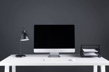 Tablo boş ekran, klavye ve bilgisayar fare ile modern masaüstü bilgisayar 
