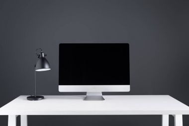 boş ekran ve çalışma alanı masa lambası modern masaüstü bilgisayar