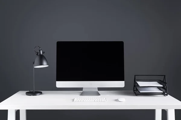 Moderner Desktop Computer Mit Leerem Bildschirm Tastatur Und Computermaus Auf — Stockfoto