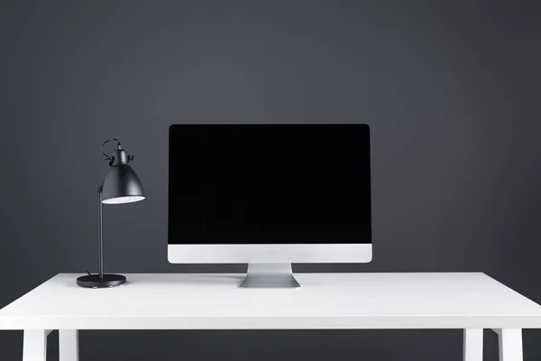 Moderner Desktop Computer Mit Leerem Bildschirm Und Lampe Auf Dem — Stockfoto