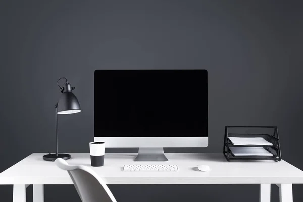 Desktop Computer Blank Screen Keyboard Computer Mouse Workplace — Stock Photo, Image