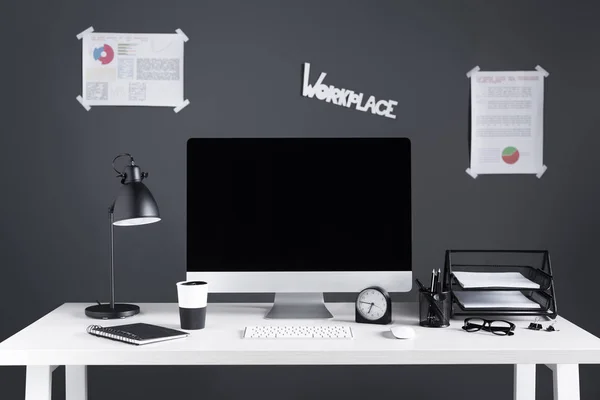 Komputer Desktop Dengan Layar Kosong Diagram Bisnis Dan Perlengkapan Kantor — Stok Foto