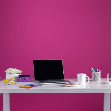 boş ekran ile dizüstü bilgisayar, kahve, kamera, kozmetik ve office ile halka pembe üzerinde sağlar.