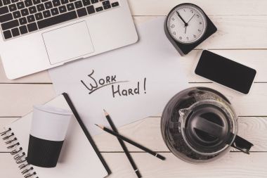 dizüstü bilgisayar, cezve, kağıt bardak, saat, smartphone ve yazıt işyerinde çalışıyoruz 