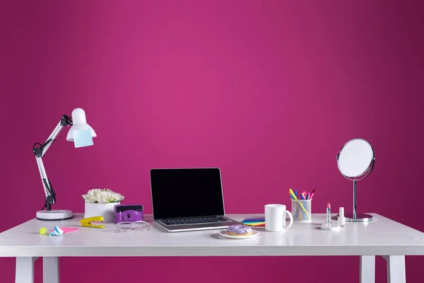 空白の画面を持つノート パソコン ドーナツ コーヒー カメラ 化粧品 オフィス用品ピンク — ストック写真