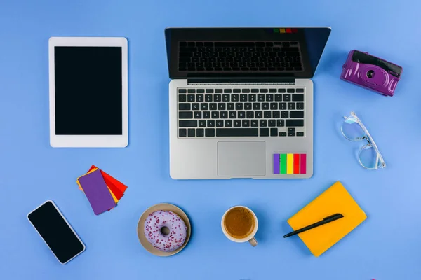 Top View Laptop Digital Tablet Smartphone Cup Coffee Doughnut Camera — Stock Photo, Image