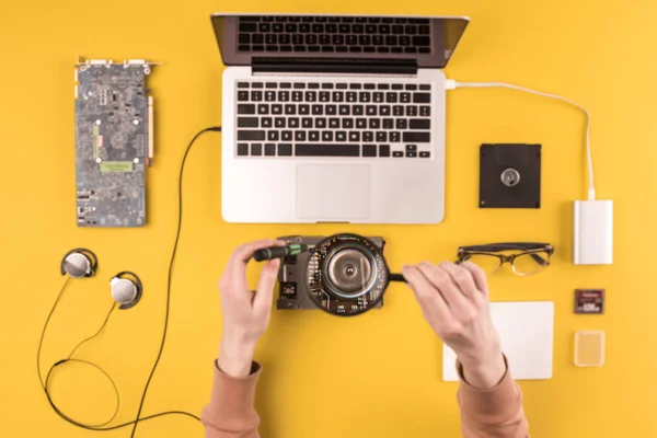 Cropped Shot Person Holding Magnifying Glass While Repairing Laptop — Stock Photo, Image