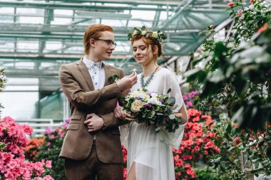 güzel mutlu genç Düğün çifti birlikte botanik bahçede yürüyüş