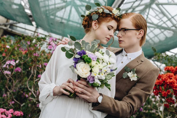 Bajo Ángulo Vista Hermosa Joven Pelirroja Boda Pareja Abrazando Jardín —  Fotos de Stock