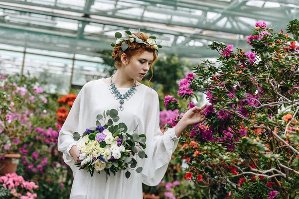 Piękne Eleganckie Młodej Trzyma Bukiet Ślubny Dotykając Kwiaty Ogrodzie Botanicznym — Zdjęcie stockowe