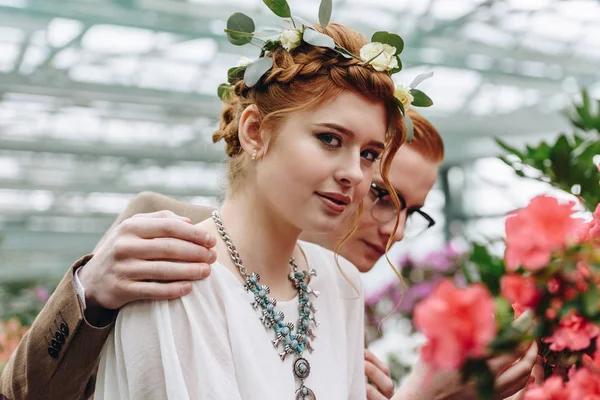 Pasangan Pengantin Muda Yang Cantik Berdiri Bersama Kebun Raya — Stok Foto