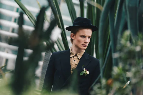 帽子は植物園のよそ見でハンサムな若い新郎 — ストック写真