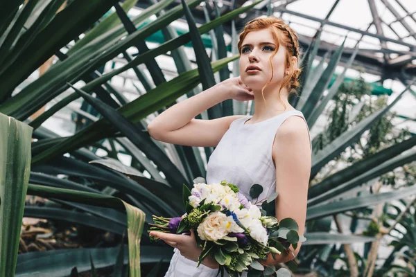 Hermosa Joven Pelirroja Novia Celebración Ramo Bodas Mirando Hacia Otro — Foto de Stock