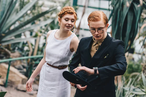 Hermosa Joven Pelirroja Boda Pareja Mirando Reloj Pulsera Jardín Botánico — Foto de stock gratis