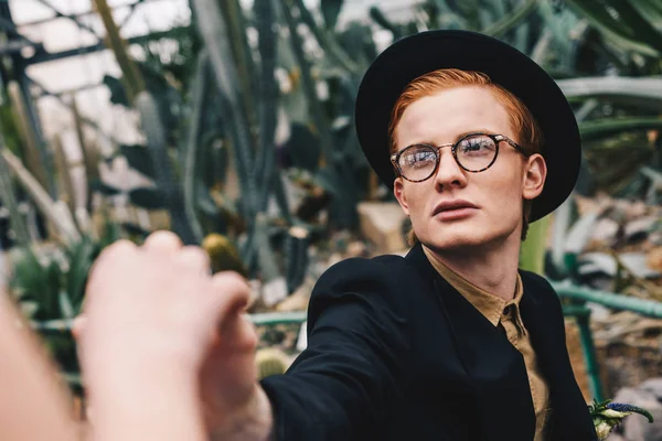 Şapka Gözlük Botanik Bahçesi Kızına Teklif Yapma Şık Genç Adam — Stok fotoğraf