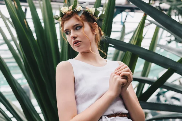 Portrait Belle Fille Aux Cheveux Roux Élégante Couronne Florale Détournant — Photo gratuite