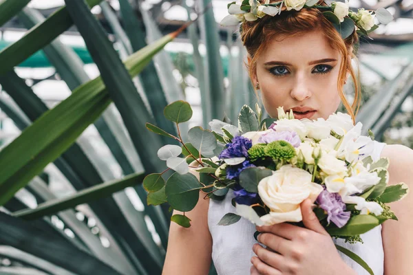 Düğün Buketi Tutarak Kameraya Bakıyor Güzel Genç Kızıl Saçlı Gelin — Stok fotoğraf