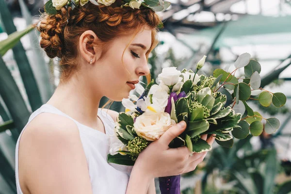 Retrato Perfil Hermosa Novia Pelirroja Joven Celebración Ramo Boda — Foto de Stock