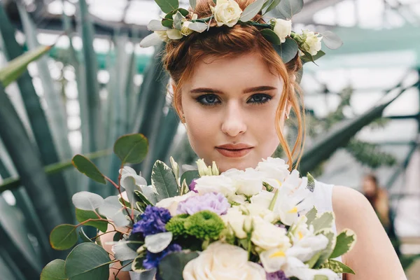 Hermosa Joven Novia Floral Corona Celebración Ramo Boda Mirando Cámara — Foto de Stock