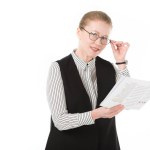 Madura elegante mujer de negocios con gafas y relojes de pulsera con papeles aislados en blanco