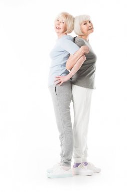 Beyaz izole egzersiz yaparak iki üst düzey sportswomen