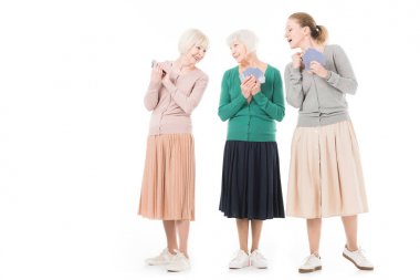 Üç şık kadın oyun kartları üzerinde beyaz izole