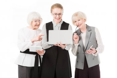 Dizüstü bilgisayar, dijital tablet, smartphone ve üzerinde beyaz izole gözlük ile üç şık iş kadınları