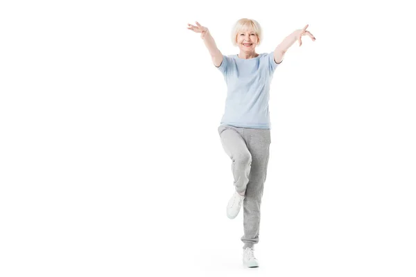Seniorin Steht Auf Einem Bein Isoliert Auf Weißem Grund — Stockfoto