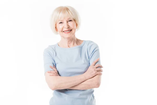 Sorridente Donna Anziana Piedi Con Braccia Incrociate Isolato Bianco — Foto Stock