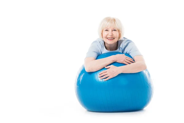 Porträt Einer Lächelnden Seniorin Mit Fitnessball Auf Weißem Hintergrund — Stockfoto