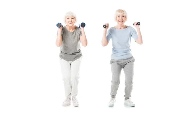 Smiling Senior Sportswomen Haciendo Ejercicio Con Pesas Aisladas Blanco — Foto de Stock