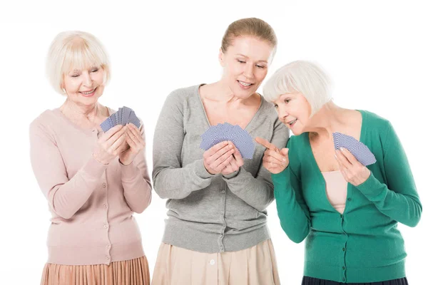 Trois Femmes Souriantes Élégantes Jouant Aux Cartes Isolées Sur Blanc — Photo