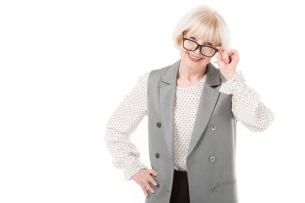 Lachende Stijlvolle Senior Zakenvrouw Kijkt Uit Brillen Geïsoleerd Wit — Gratis stockfoto