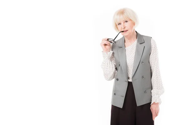 Elegante Mujer Negocios Senior Con Gafas Cerca Los Labios Aislados — Foto de stock gratis