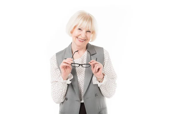 Lachende Stijlvolle Senior Zakenvrouw Holding Brillen Geïsoleerd Wit — Stockfoto