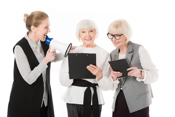 Volwassen Zakenvrouw Met Een Megafoon Twee Senior Zakenvrouwen Met Klembord — Stockfoto