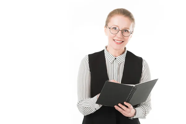 白で隔離の教科書を保持している眼鏡のスタイリッシュな成熟した女性実業家  — 無料ストックフォト