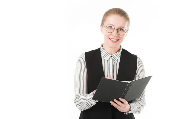 Stijlvolle Volwassen Zakenvrouw Brillen Houden Leerboek Geïsoleerd Wit — Gratis stockfoto