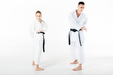 karate savaşçıları beyaz izole organları germe