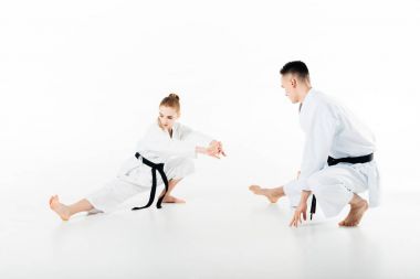 karate savaşçıları beyaz izole bacak germe