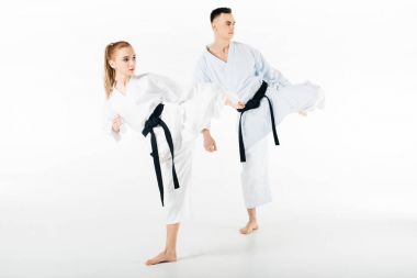 birlikte izole üzerinde beyaz eğitim karate savaşçıları