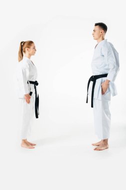 duran ve üzerinde beyaz izole birbirlerine bakarak karate savaşçıları