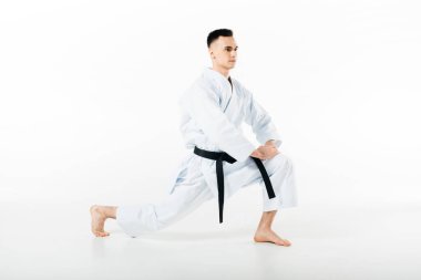 erkek karate avcı beyaz izole bacak germe