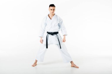 siyah üzerine beyaz izole kapalı gözler ile ayakta kemer ile erkek karate avcı