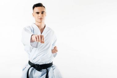 hit yapmak ve üzerinde beyaz izole kamera bakarak erkek karate savaşçı