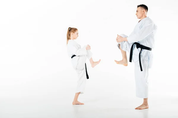 Vista Lateral Los Combatientes Karate Estirando Las Piernas Aisladas Blanco — Foto de stock gratis