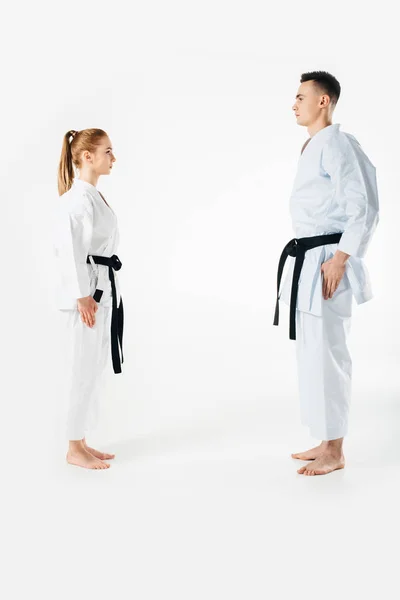 Karate Strijders Permanent Kijken Elkaar Geïsoleerd Wit — Stockfoto