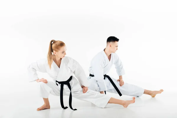 Karate Harcos Elszigetelt Fehér Lábak Nyújtás — Stock Fotó