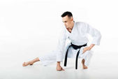 nyújtás a elszigetelt fehér férfi karate harcos