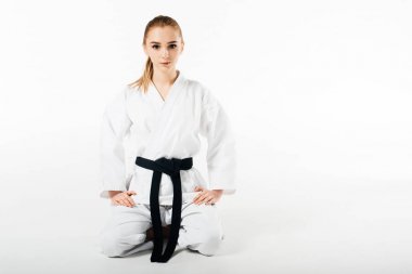 oturan ve üzerinde beyaz izole kamera bakarak kadın karate savaşçı